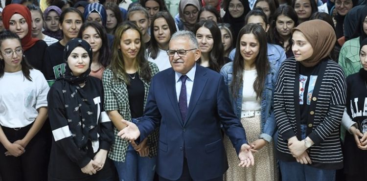‘GENÇ VE ÖĞRENCİ DOSTU’ BÜYÜKŞEHİR, 89 ÖĞRENCİYE STAJ İMKÂNI SUNDU