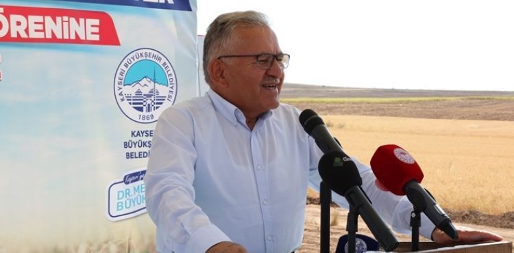 BAŞKAN BÜYÜKKILIÇ, FELAHİYE’DE NOHUT HASADI YAPTI