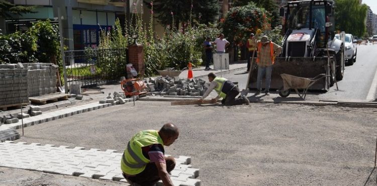 MAHALLELERDE KALDIRIM ALIMALARI ARALIKSIZ DEVAM EDYOR