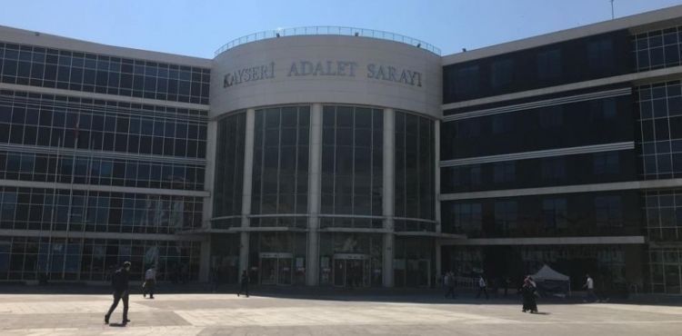 Kayseri'de boşanma aşamasındaki eşini bıçakla yaralayan şahsın yargılanmasına devam edildi