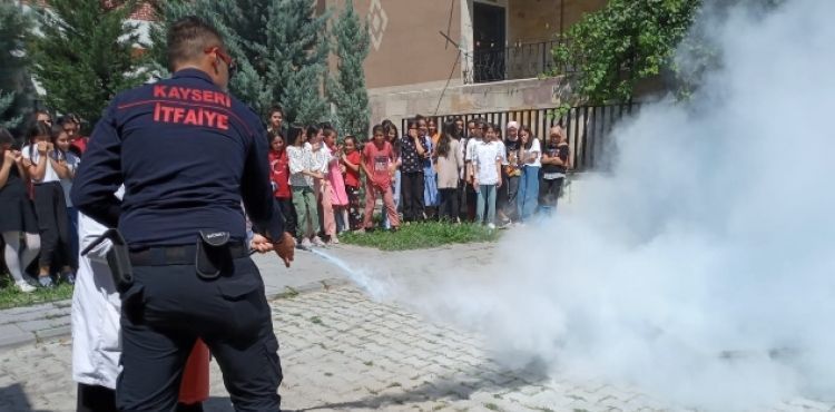 BÜYÜKŞEHİR İTFAİYESİ’NDEN KAYMEK KURSİYERLERİNE ‘YANGIN EĞİTİMİ VE SEMİNERİ’