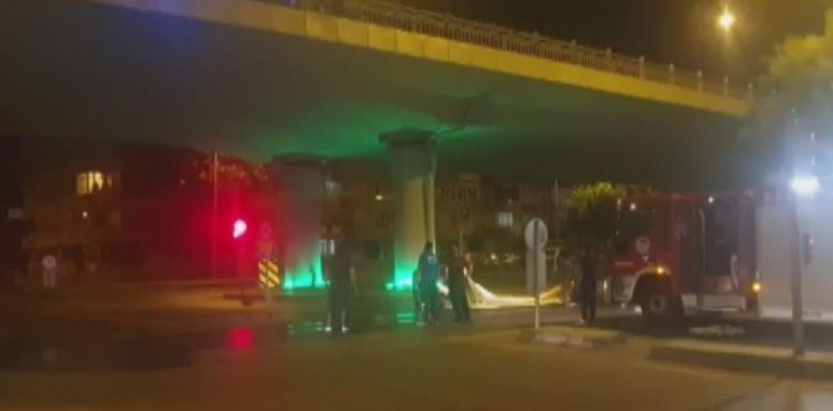 Üst geçitten atlamak isteyen 2 kadını ekipler havada yakaladı