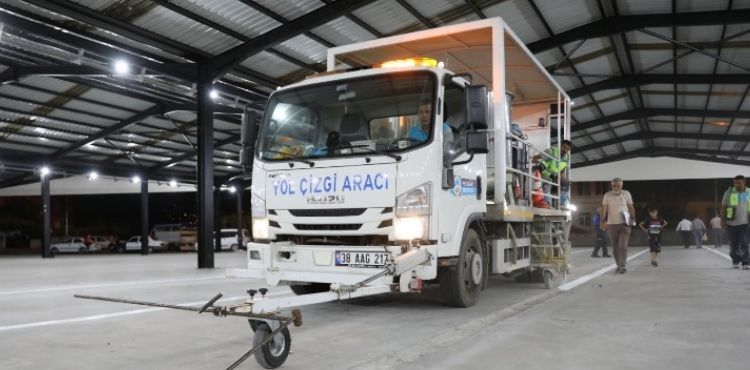 MELİKGAZİ, DAHA GÜVENLİ ULAŞIM İÇİN YOL ÇİZGİ ÇALIŞMASI YAPIYOR