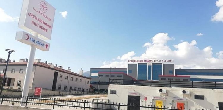 Develi'deki Dr. Ekrem Karakaya Devlet Hastanesi'nin tabelaları asıldı