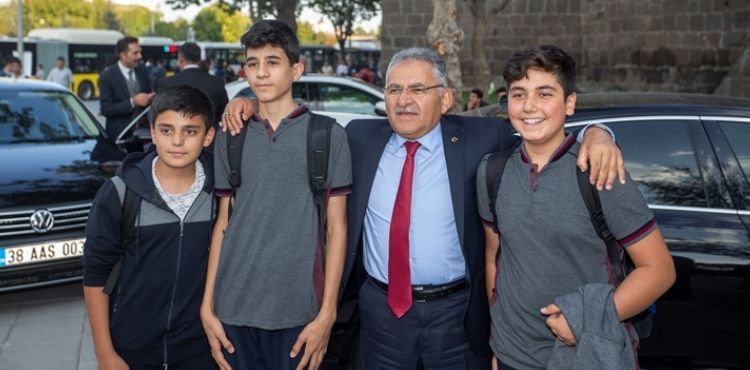 BAŞKAN BÜYÜKKILIÇ, İNDİRİMLİ AYLIK ABONMAN KARTI ÜCRETİNİ 155 TL’DEN 100 TL’YE İNDİRDİ
