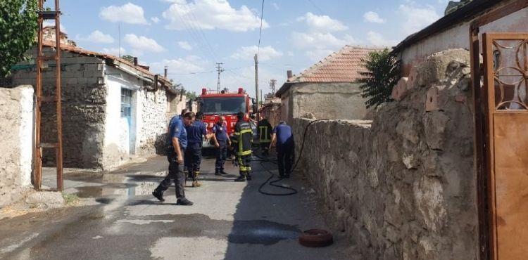 Kömürlükte çıkan yangın eve sıçramadan söndürüldü