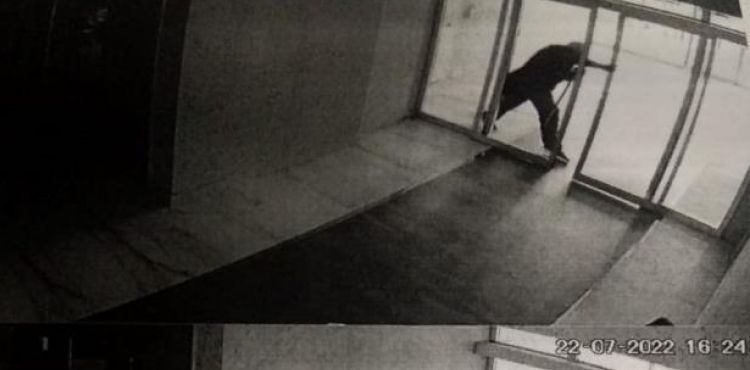 Bastonlu hırsız güvenlik kameralarına yakalandı