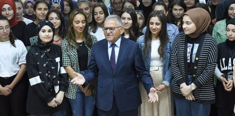 BÜYÜKKILIÇ’TAN 10 BİN ÖĞRENCİYE 40 MİLYON TL’LİK ‘EĞİTİM’ DESTEĞİ
