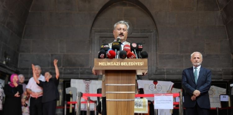 PADİŞAH VE ŞEHZADELERİN GİYDİĞİ 'DUALI GÖMLEKLER’ SERGİSİ ZİYARETE AÇILDI