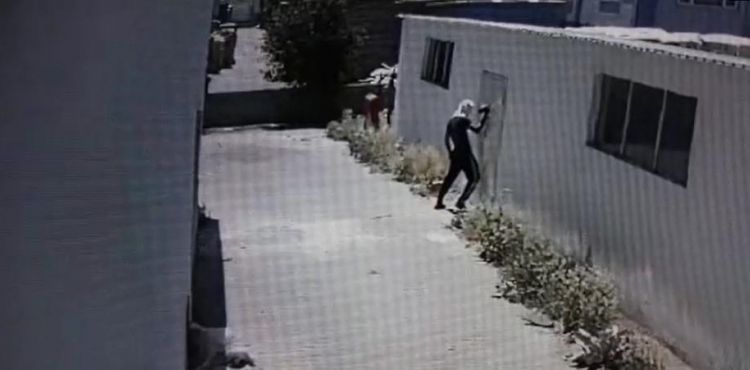 Hırsızlık yaptı, parmak izi kalmasın diye kapıyı sildi