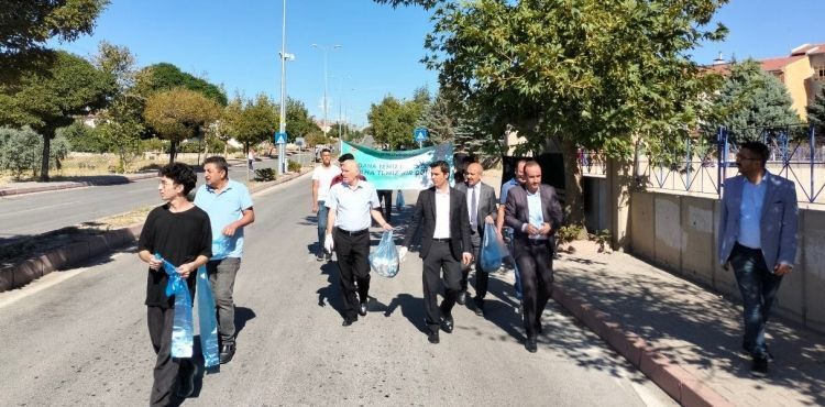 İncesu’da, kaymakam ve belediye başkanı çevre temizliği yaptılar