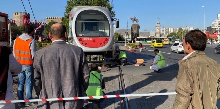 Tramvay kaza yaptı, trafik durdu
