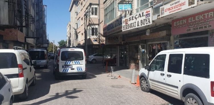 Evinde asılı halde bulundu