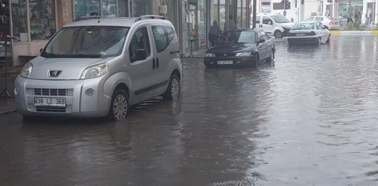 Tomarza’da yağmur sonrası yollar göle döndü
