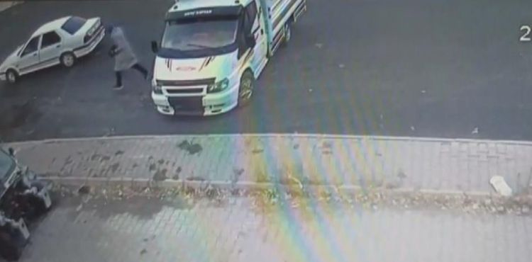 Çalıntı otomobille giderken bir de kamyonet çaldılar