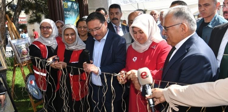 BAŞKAN BÜYÜKKILIÇ, VALİ ÇİÇEK İLE KIZILAY KERMESİ’NE KATILDI