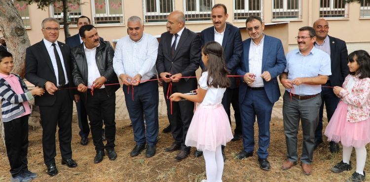 Atık malzemeleri geri dönüştürerek kütüphane yaptılar