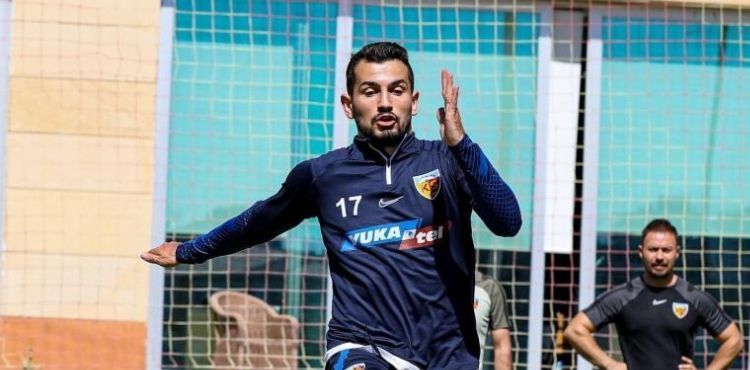 Kayserispor'da Emrah takıma katıldı