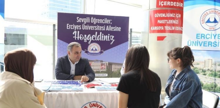 Rektör Altun, ERÜ'nün Yeni Öğrencilerini Karşıladı