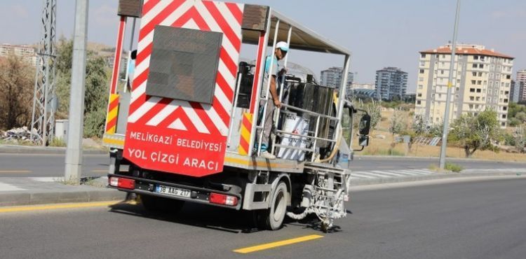 MELİKGAZİ 150 KİLOMETRELİK YOLDA ŞERİT ÇİZGİLERİ YENİLEDİ