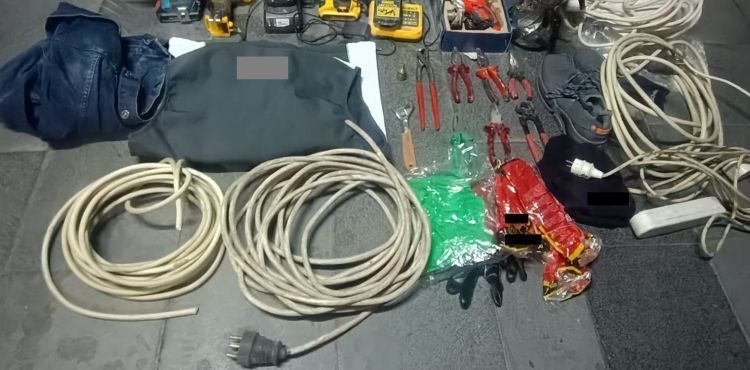 Şüphe üzerine durdurulan kişilerde hırsızlık malzemesi bulundu