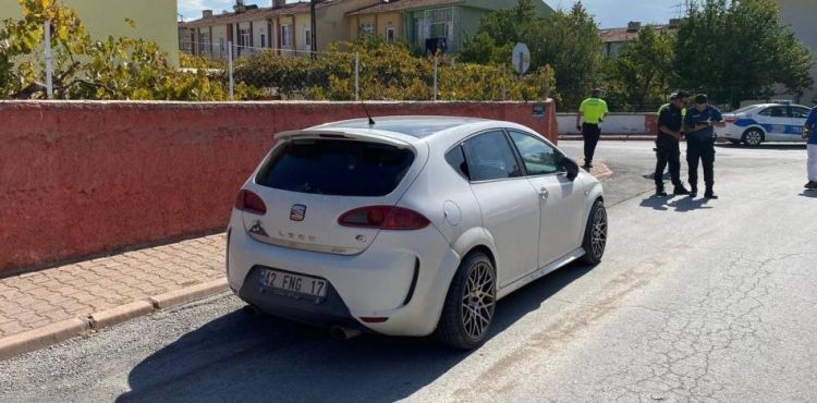 Yakalanacaklarını anladılar, aracı bırakıp kaçtılar
