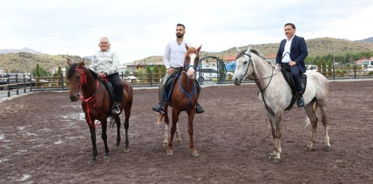 VALİ ÇİÇEK VE BAŞKAN BÜYÜKKILIÇ’IN TURİZM ROTASI BU KEZ “HÜRMETÇİ” OLDU