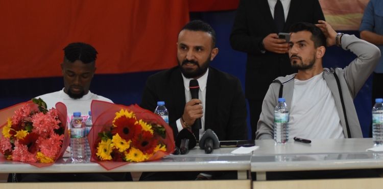 Kayserisporlu futbolcular Bernard Mensah ile Emrah Başsan öğrencilerle buluştu