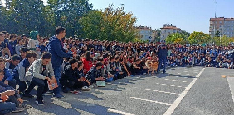Lisede yapılan deprem tatbikatı gerçeğini aratmadı