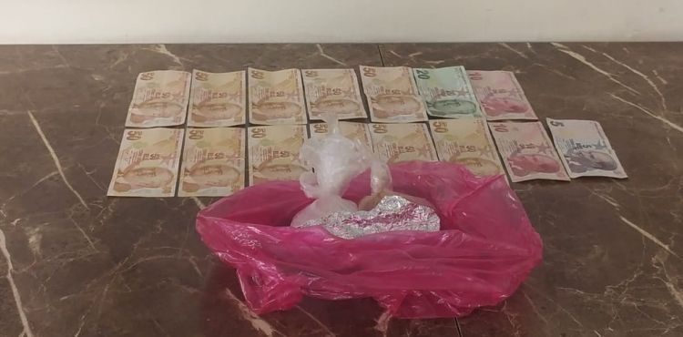 Bekçilerin şüphelendiği kişiden uyuşturucu çıktı