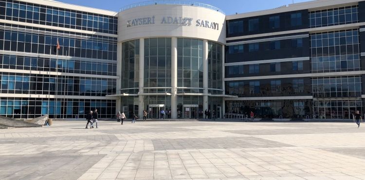Genç kadını alıkoymaktan yargılanan şahıs hakim karşısına çıktı