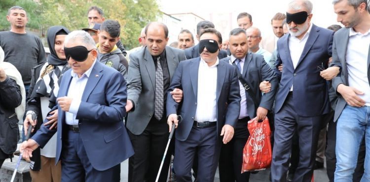 Başkan Büyükkılıç, Farkındalık Yürüyüşünde Göz Bandı Takarak Görme Engellilere Eşlik Etti