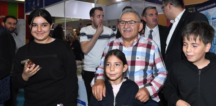 Başkan Büyükkılıç, Lider Kitap Fuarında Kitapseverlerle Buluştu