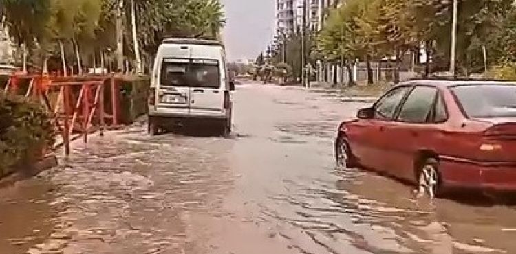 Sağanak yağış, sürücülere zor anlar yaşattı