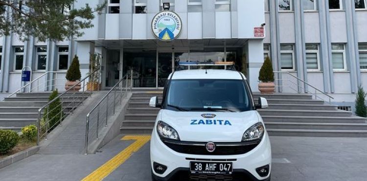 BÜYÜKŞEHİR’DEN PINARBAŞI BELEDİYESİ’NE YENİ ZABITA ARACI DESTEĞİ