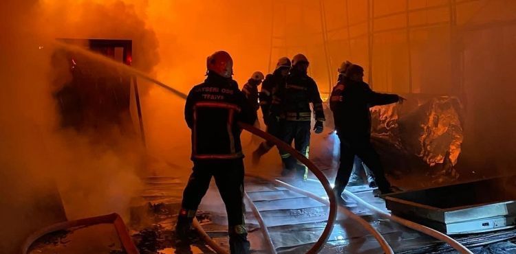 Fabrika yangını 1 saatte söndürülebildi