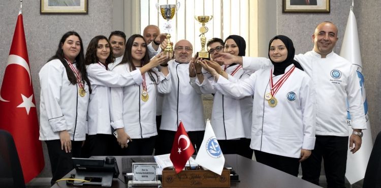 KAYÜ Rektörü, Mersin’den Ödülle Dönen Aşçılık Programı Öğrencilerini Kabul Etti
