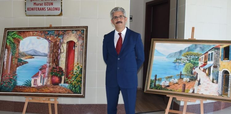 Hobi olarak resme başladı kendi sergisini açtı