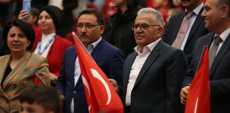 VALİ ÇİÇEK VE BAŞKAN BÜYÜKKILIÇ, ‘MİNİK YÜREKLERİN DEV KOROSU’ COŞKUSUNA ORTAK OLDU