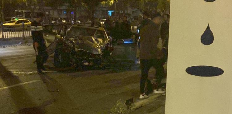 Feci kazada otomobil parçalandı