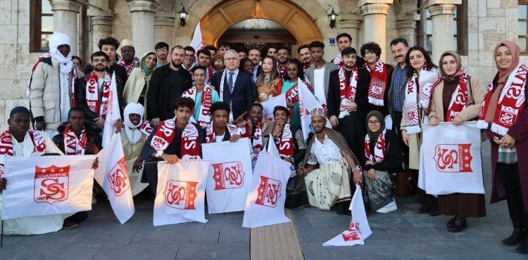 SİVAS VALİLİĞİ VE SİVAS TSYD ORTAK ÇALIŞMASIYLA 35 ÜLKEDEN 150 ÖĞRENCİ STADYUMDA BULUŞTU