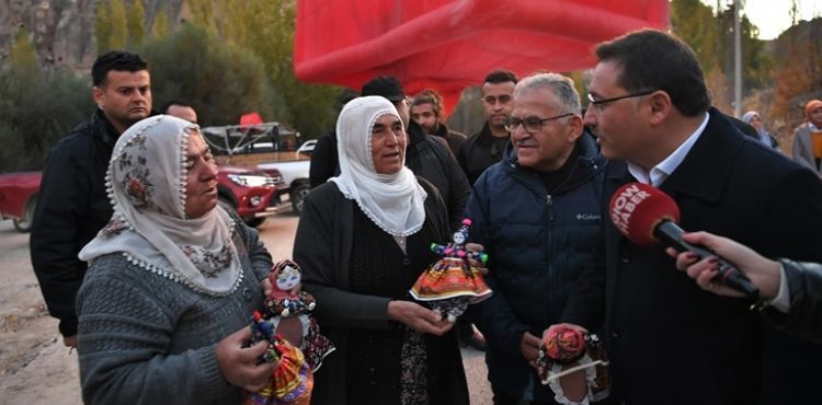 BÜYÜKKILIÇ’TAN SOĞANLI VADİSİ’NDE BEZ BEBEK SATIŞI YAPAN KADINLARLA FRANSIZCA SOHBET