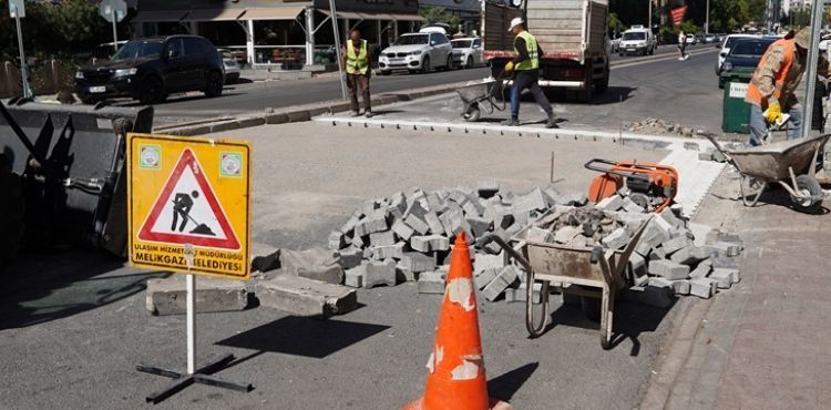 YAYA YOLU VE ÇEVRE DÜZENLEME ÇALIŞMASI İLE MELİKGAZİ YENİLENİYOR