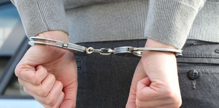 Suç üstü yakalanan 2 kişinin araması çıktı