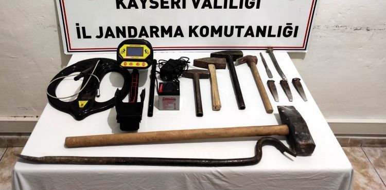 El dedektörüyle arama yaparken, suçüstü yakalandılar