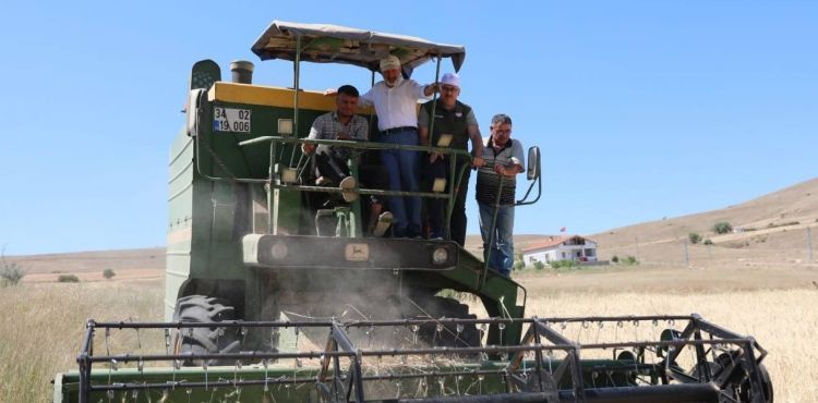 ÇİFTÇİ DOSTU BAŞKAN ÇOLAKBAYRAKDAR’IN MİLLİ VE YERLİ TOHUM HAMLESİ TAKDİR TOPLADI
