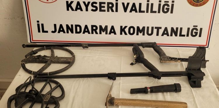 Kazı yaparken suçüstü yakalandılar