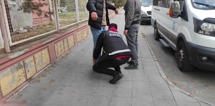 Okul önlerinde 50 kişi sorgulandı