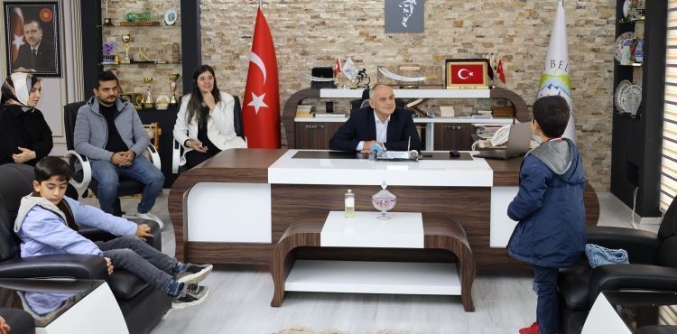 BAŞKAN ESAT ÖZTÜRK KÜÇÜK ÖĞRENCİLERE BELEDİYECİLİĞİ ANLATTI