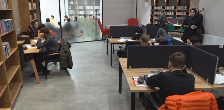 ÖĞRENCİLER ARA TATİL KAMPINI AKIL KÜPÜ KÜTÜPHANESİNDE YAPIYOR